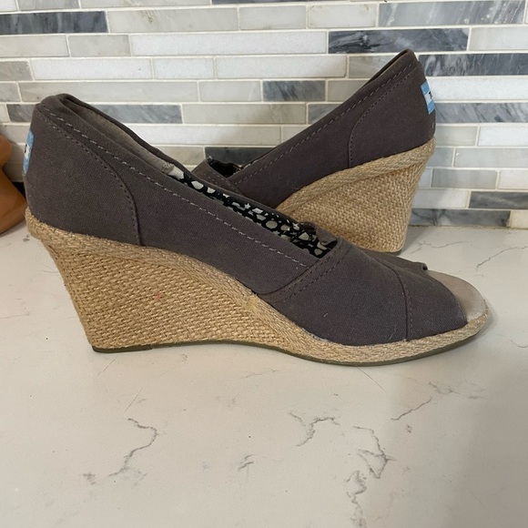 Toms Calypso Women’s 8.5 gray canvas upper peep toe beige Espadrille wedge shoe - Picture 5 of 7